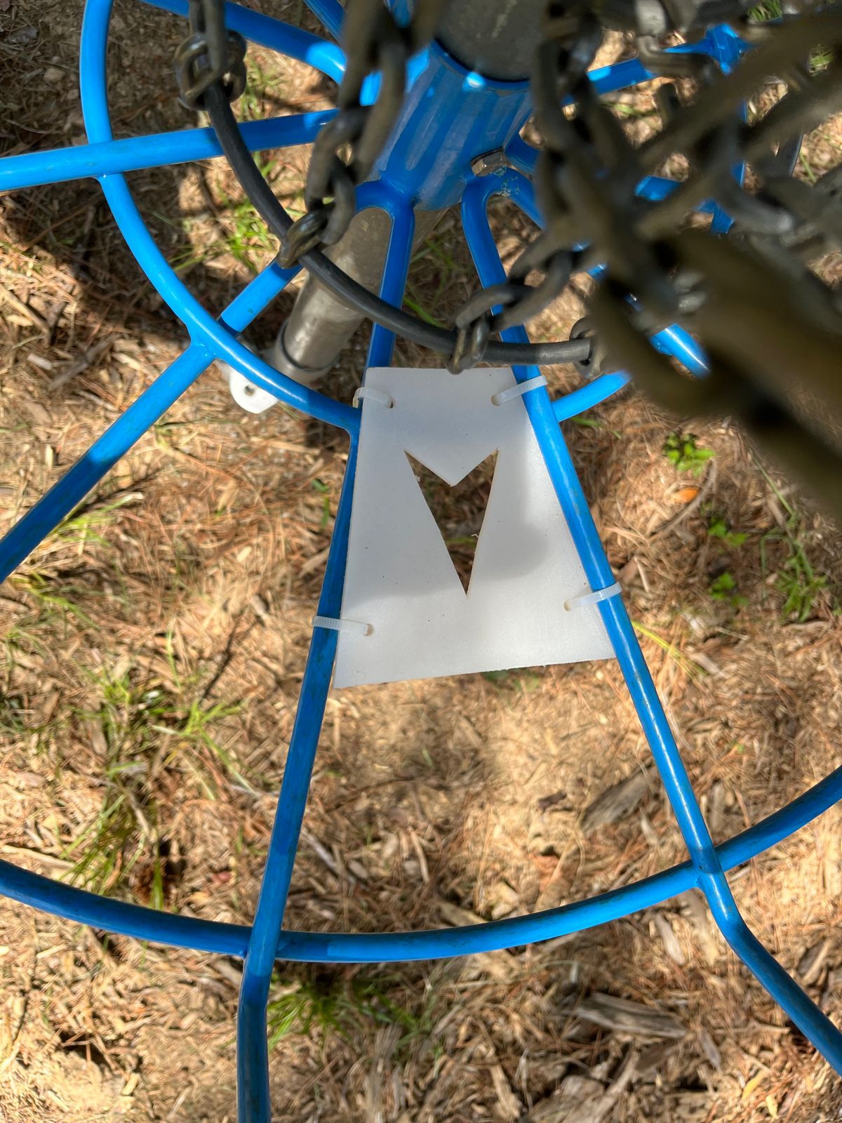 Tee box direction indicator located in bottom of basket.