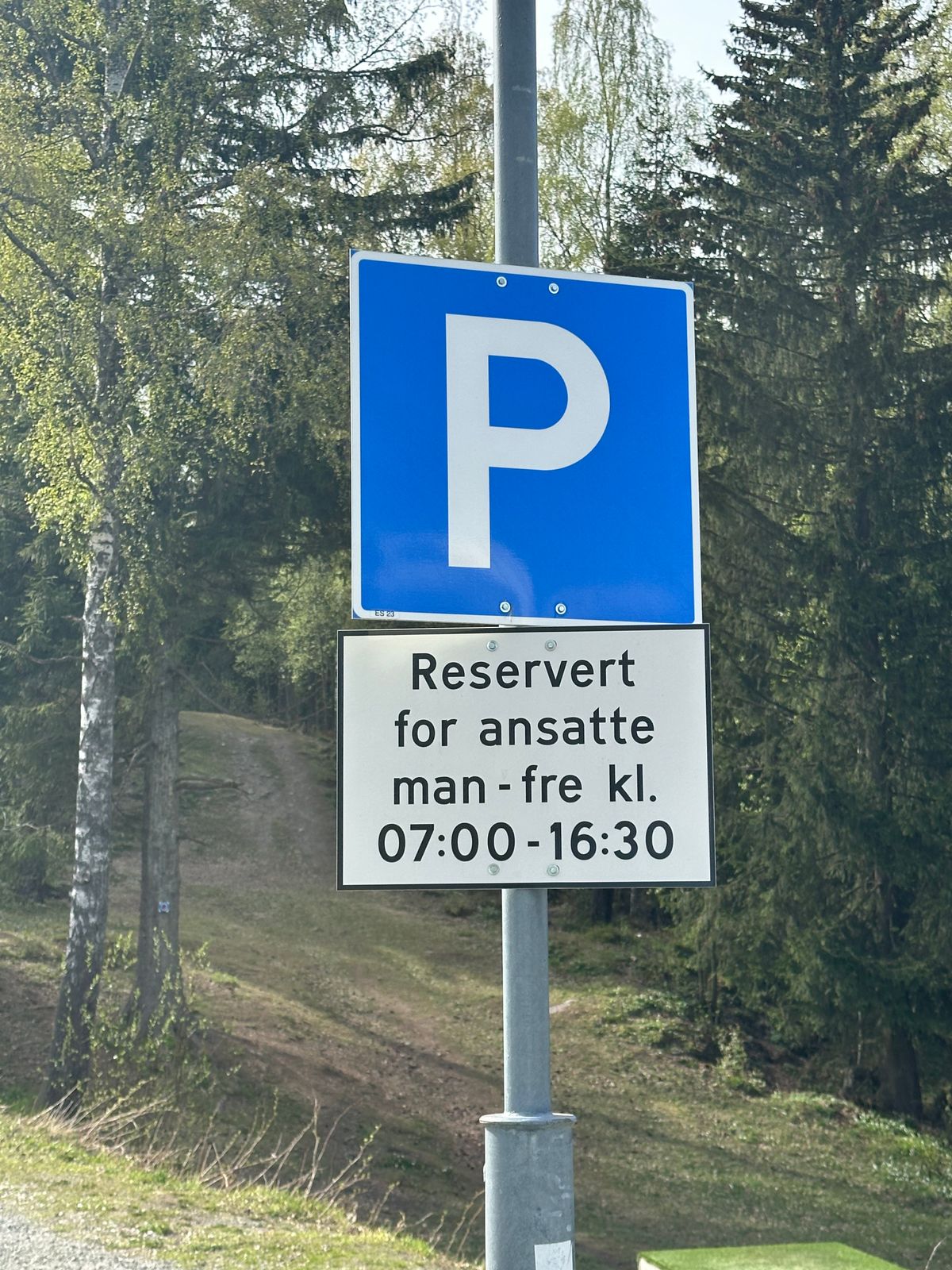 Husk at det er forbudt å bruke skolens parkeringsplass i arbeidstiden