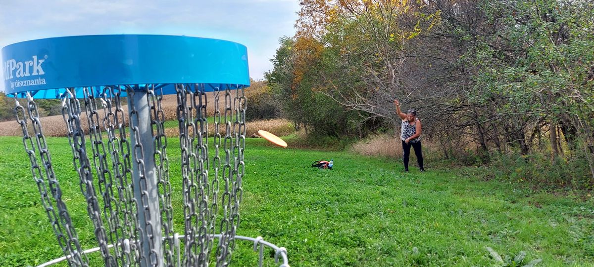 Putting on hole 17.🌳🍁🌳🍁🌳