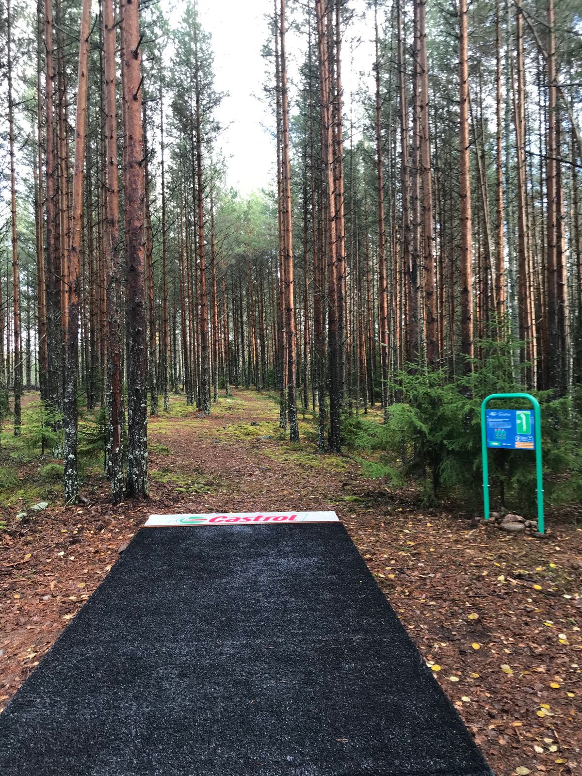 2-väylä: 74m, Par3 (tiukahko väylä, joka heitetään hieman oikean kautta. Radan vaikeimpia väyliä)