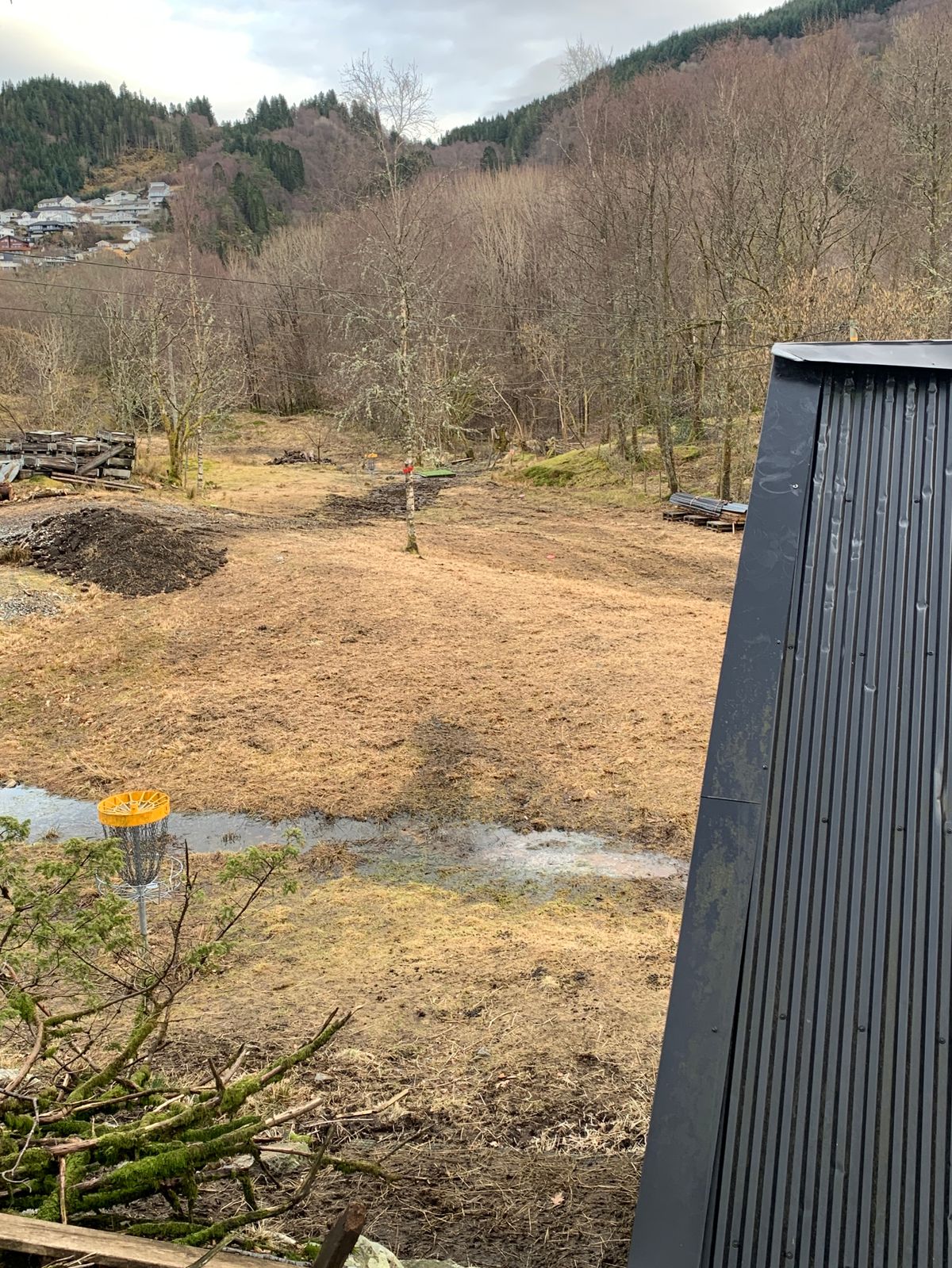 Utkast forbi blikktaket mot siste hull (18) lenger bak