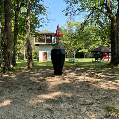 Black Diamond raised basket on hole 9.