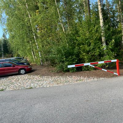 Yksittäinen kori autopaikan edessä mutta sopivat hyvin puttaus reeniin