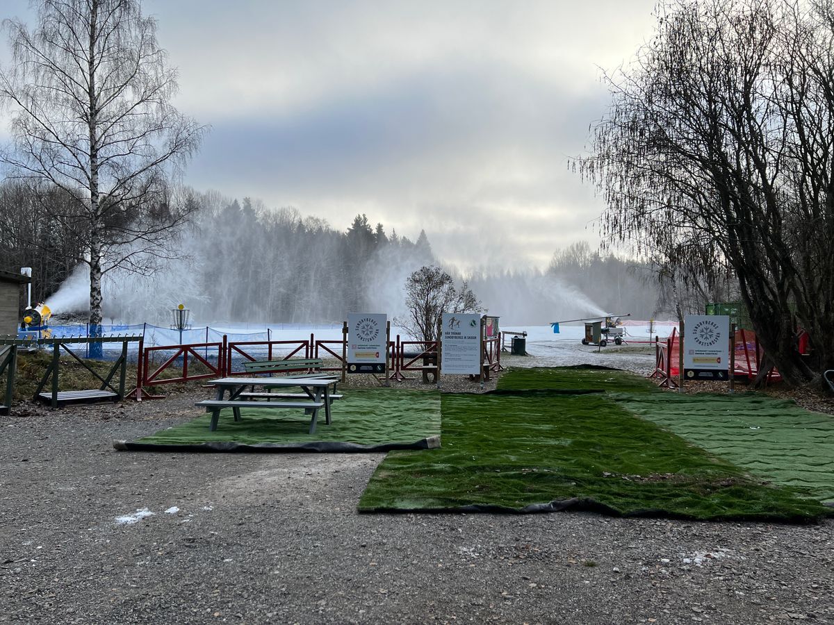 Snökanoner på hål 1 och 9