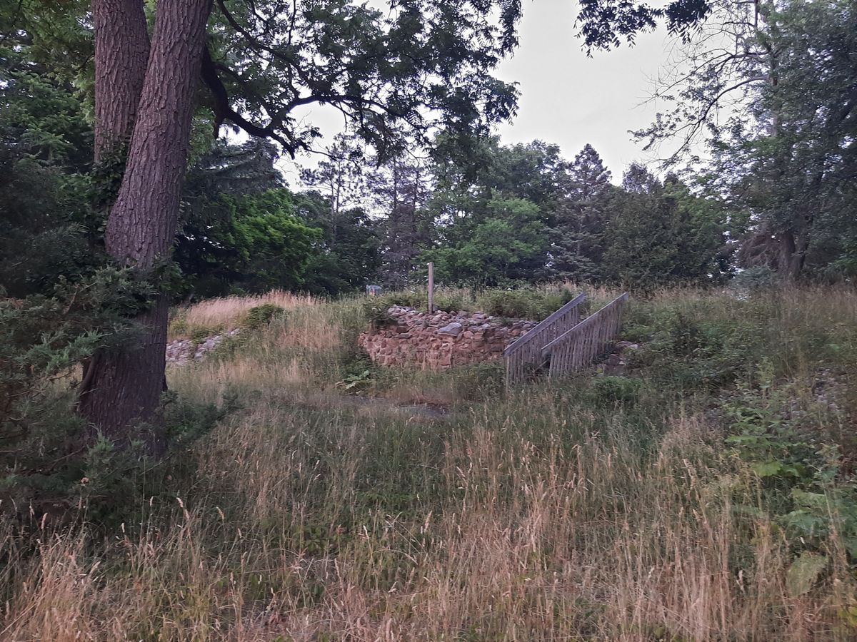 Hole 15 looking up from the road. There used to be an abandoned house on this location and you can still see the fieldstone retaining walls, a staircase that used to go from a deck down to the drive, and a few other remnants. 