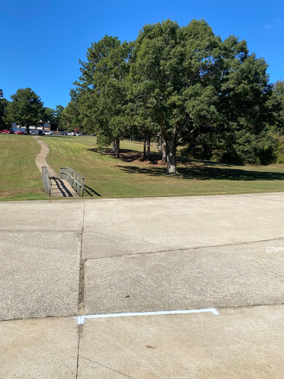 Hole 12 tee pad (red/white)