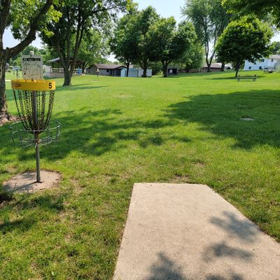 Hole 6. Tee pad for next hole is next to previous basket. Small tee pads
