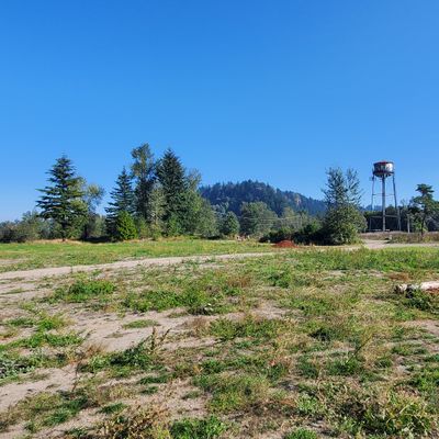 Just a fantastically situated course. Such a unique backdrop no matter where you're playing from