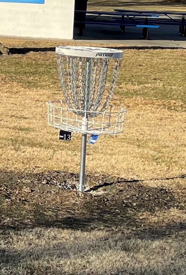 Patriot baskets with next hole sign arrows underneath.