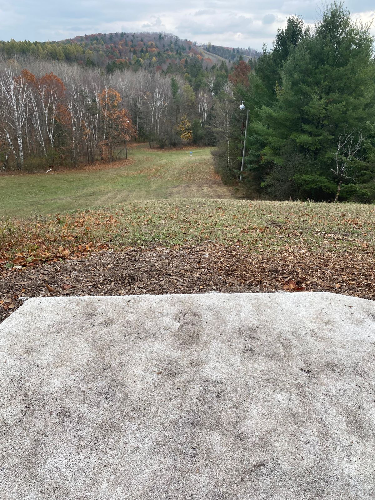 Huge drop off turns a short hole into a fun challenge