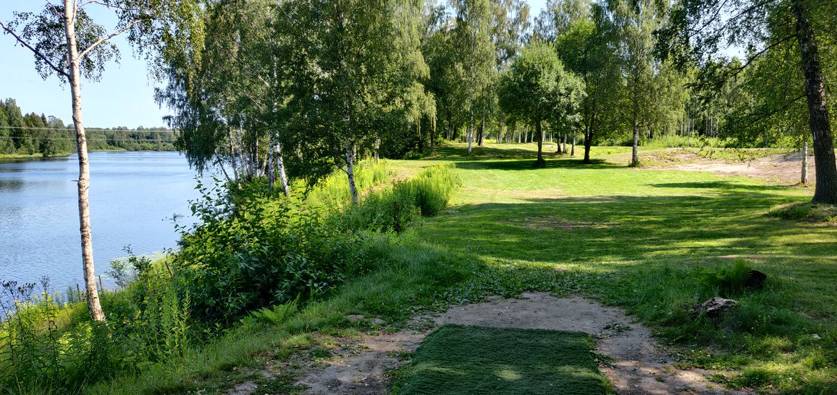 Hål 8, par 4 med ravin och Klarälven på vänstersidan samt vägen till höger som även är ob-linje.