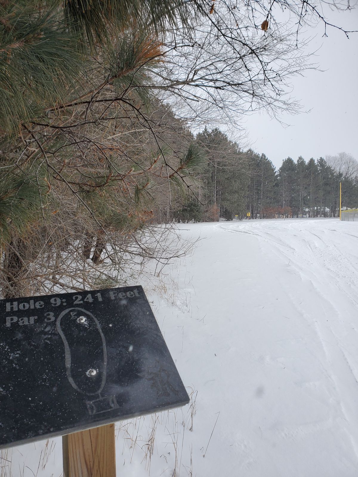 9 teepad. Longer basket is practice by hole 1 tee