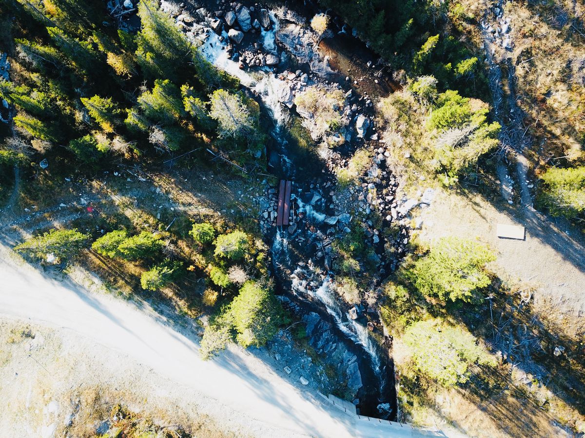 Hull1 kast over fossen