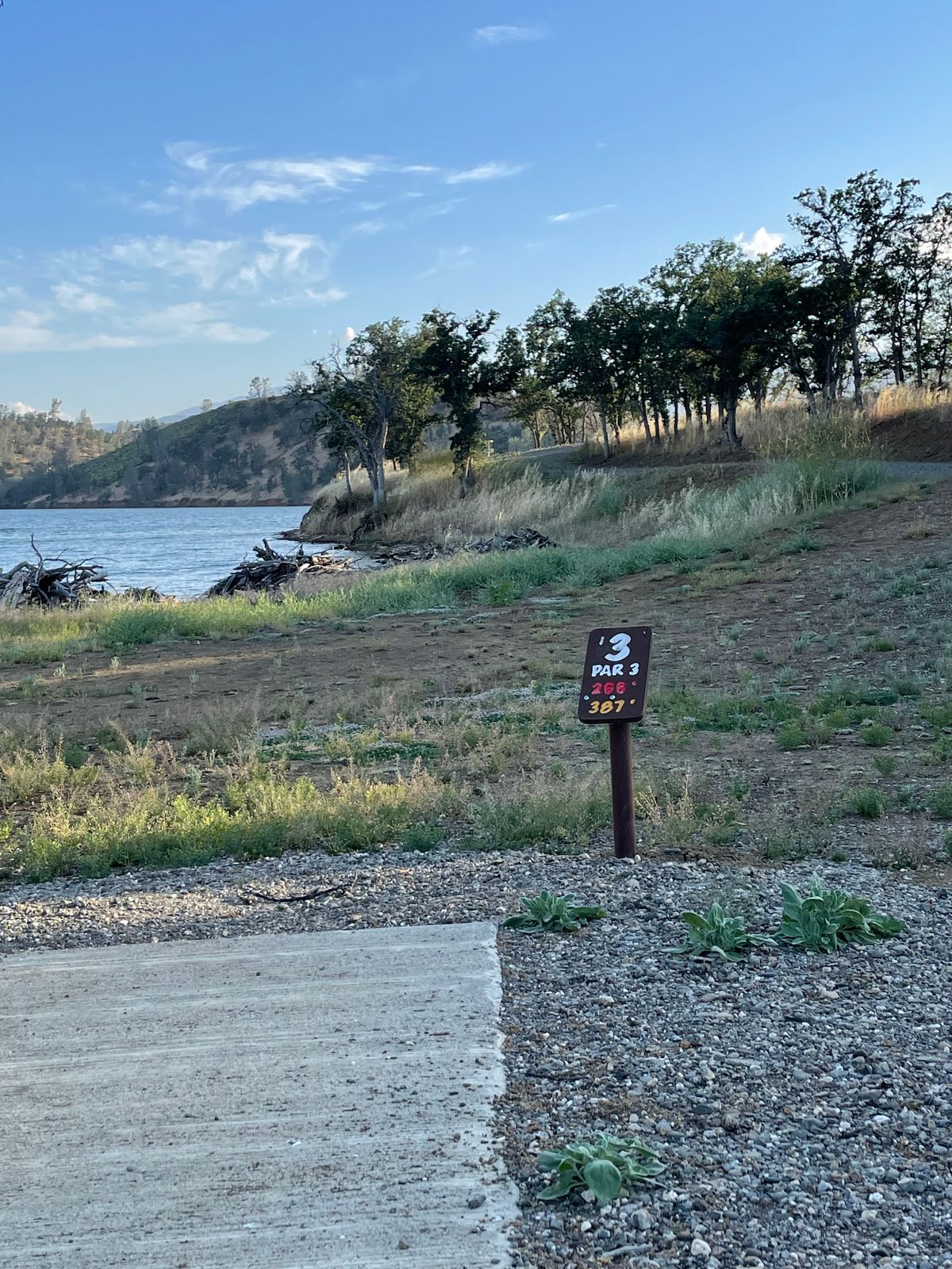 #3 with water hazard on the left and OB on the right
