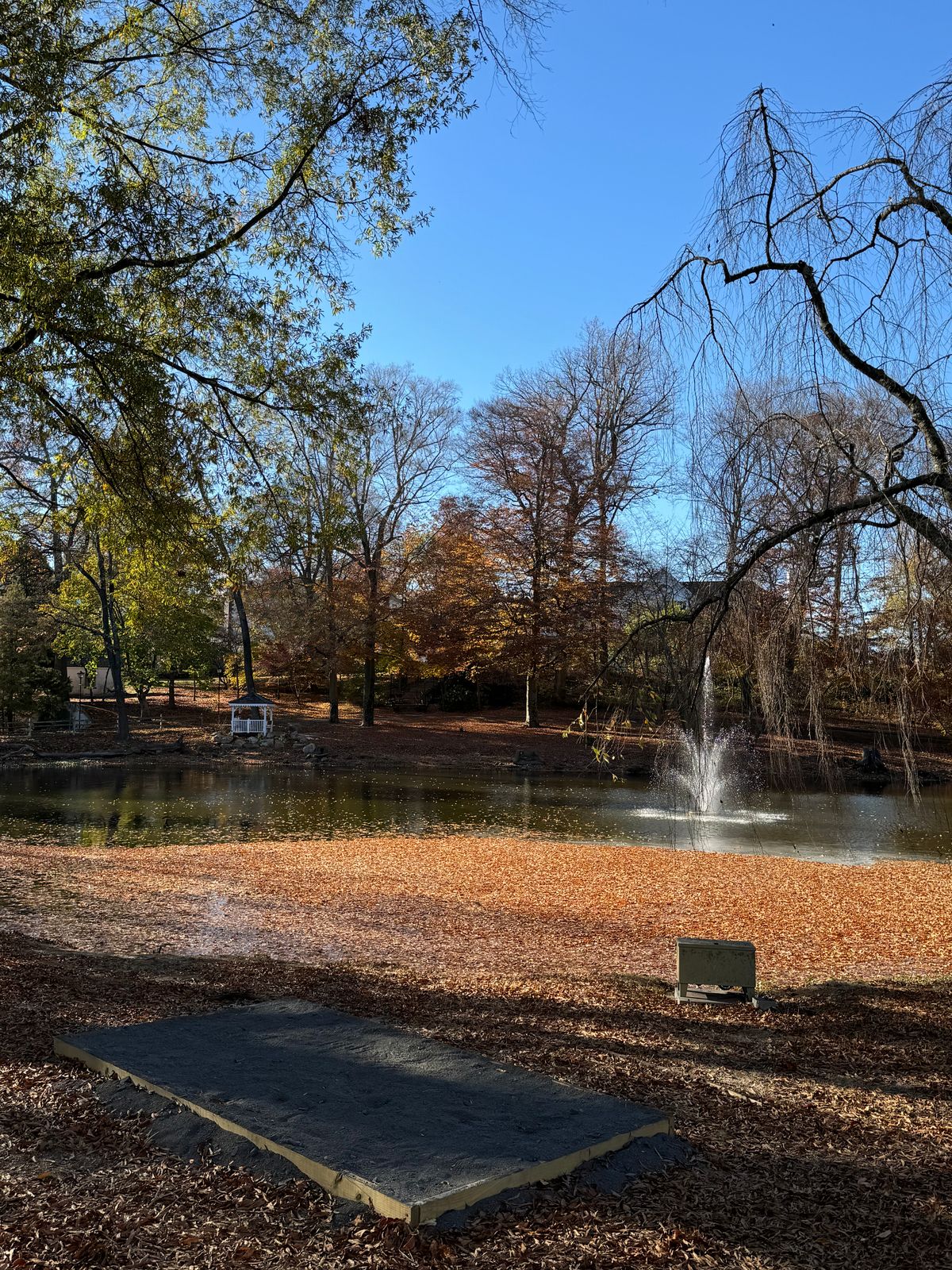 Hole 1 tee box and Lake Archer