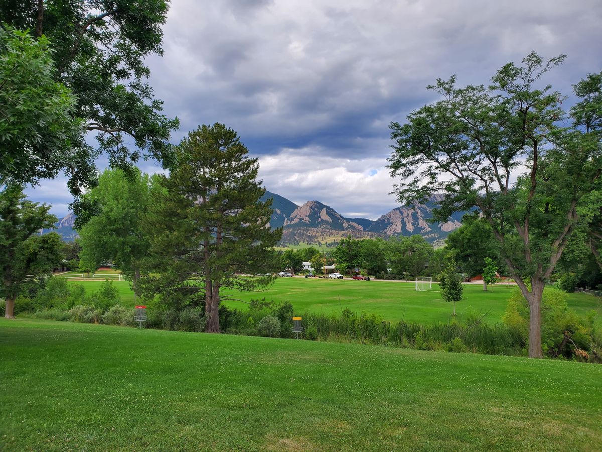 Beautiful view, but easy to overthrow and lose discs in the tall grass behind