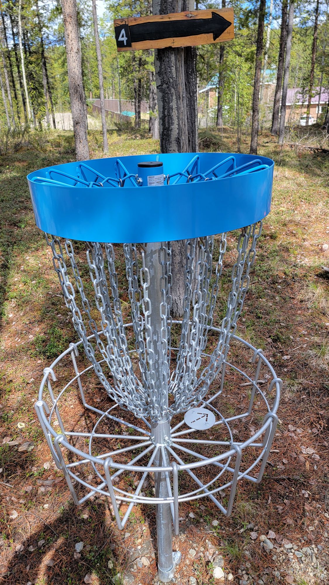 New baskets with directional arrows. The course also includes navigational tips on trees, as you can see in this photo.