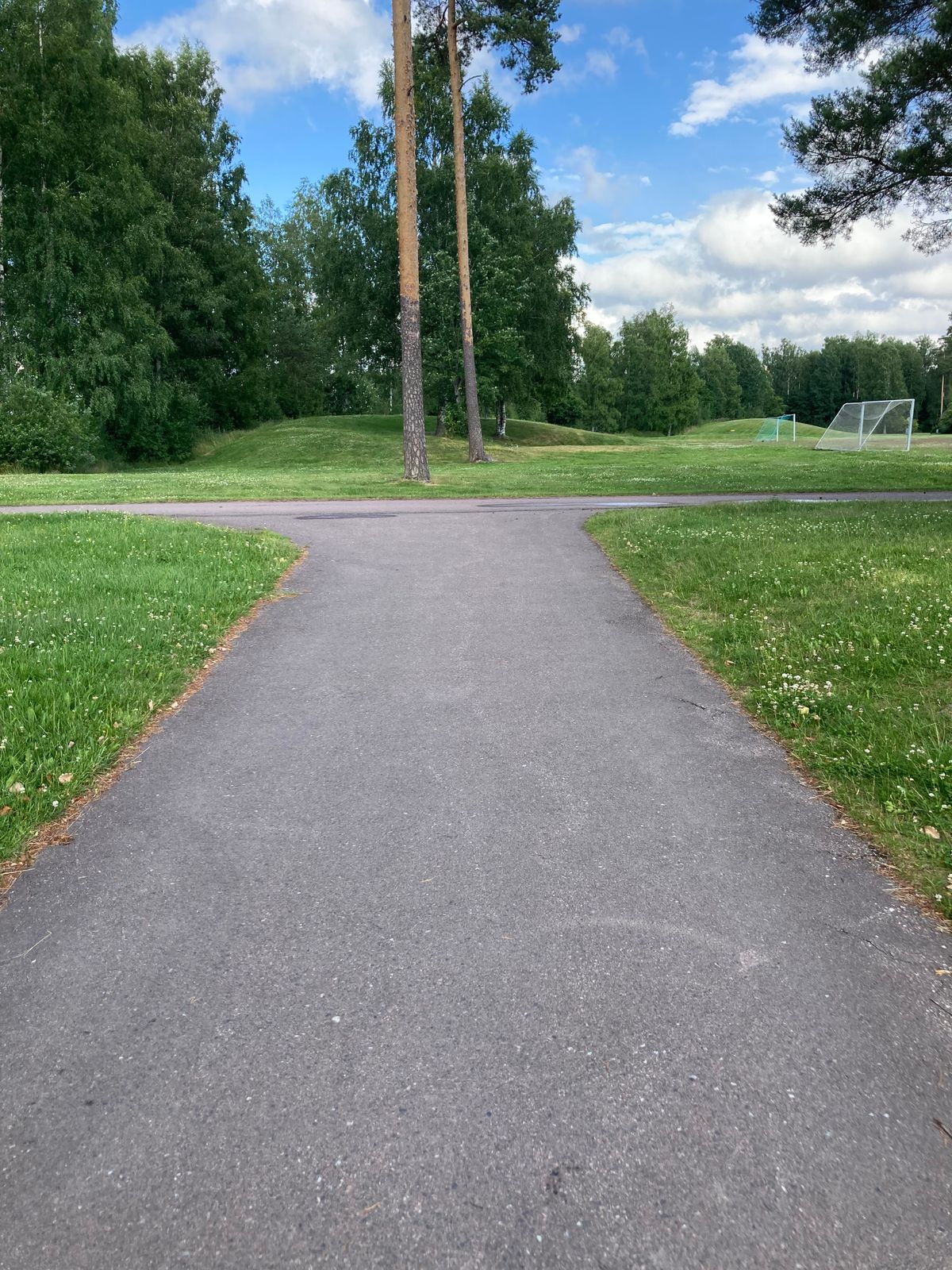 Tvåans utkast. Mando till vänster om träden.