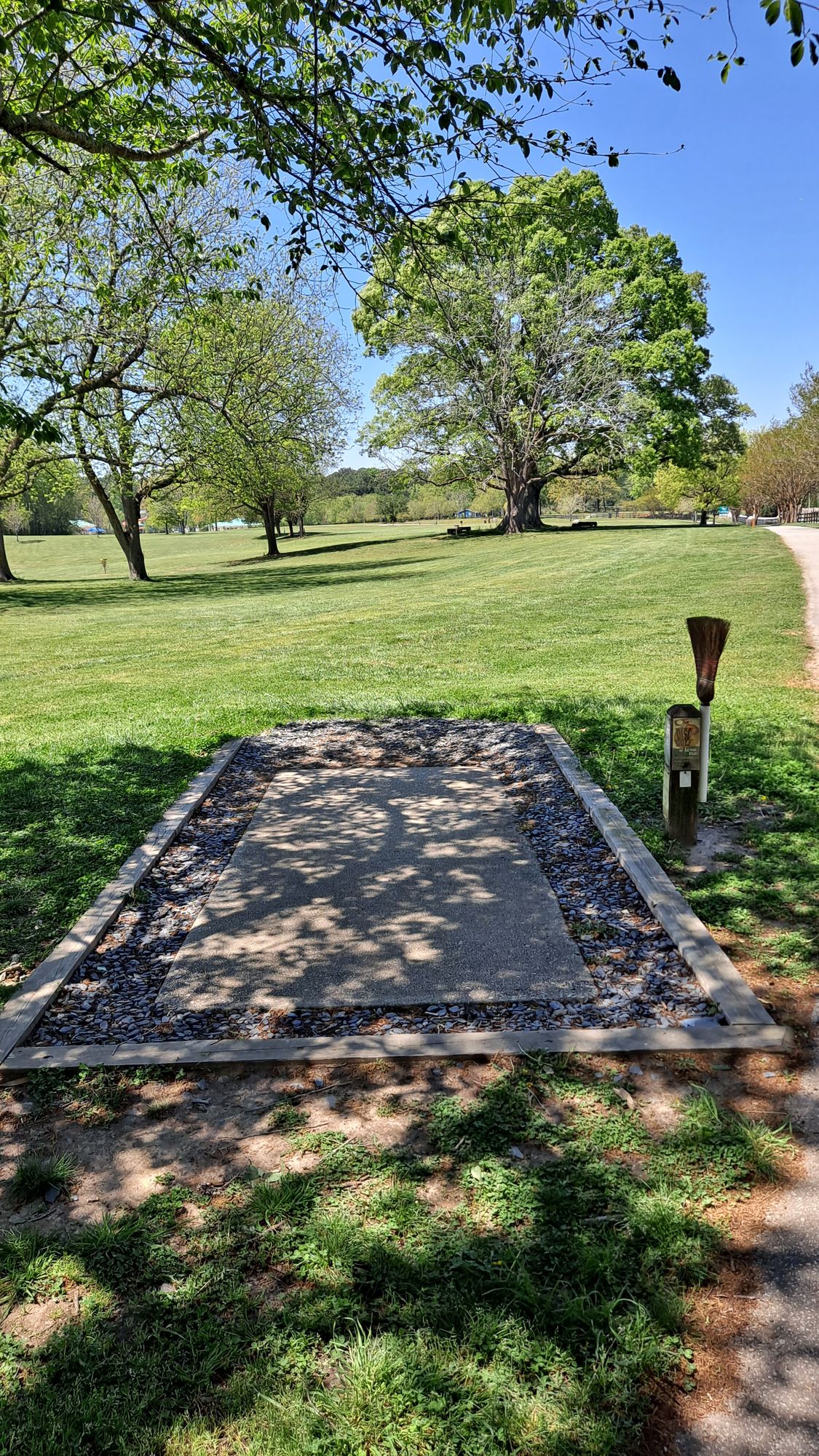 Hole 4, 305 feet to short basket