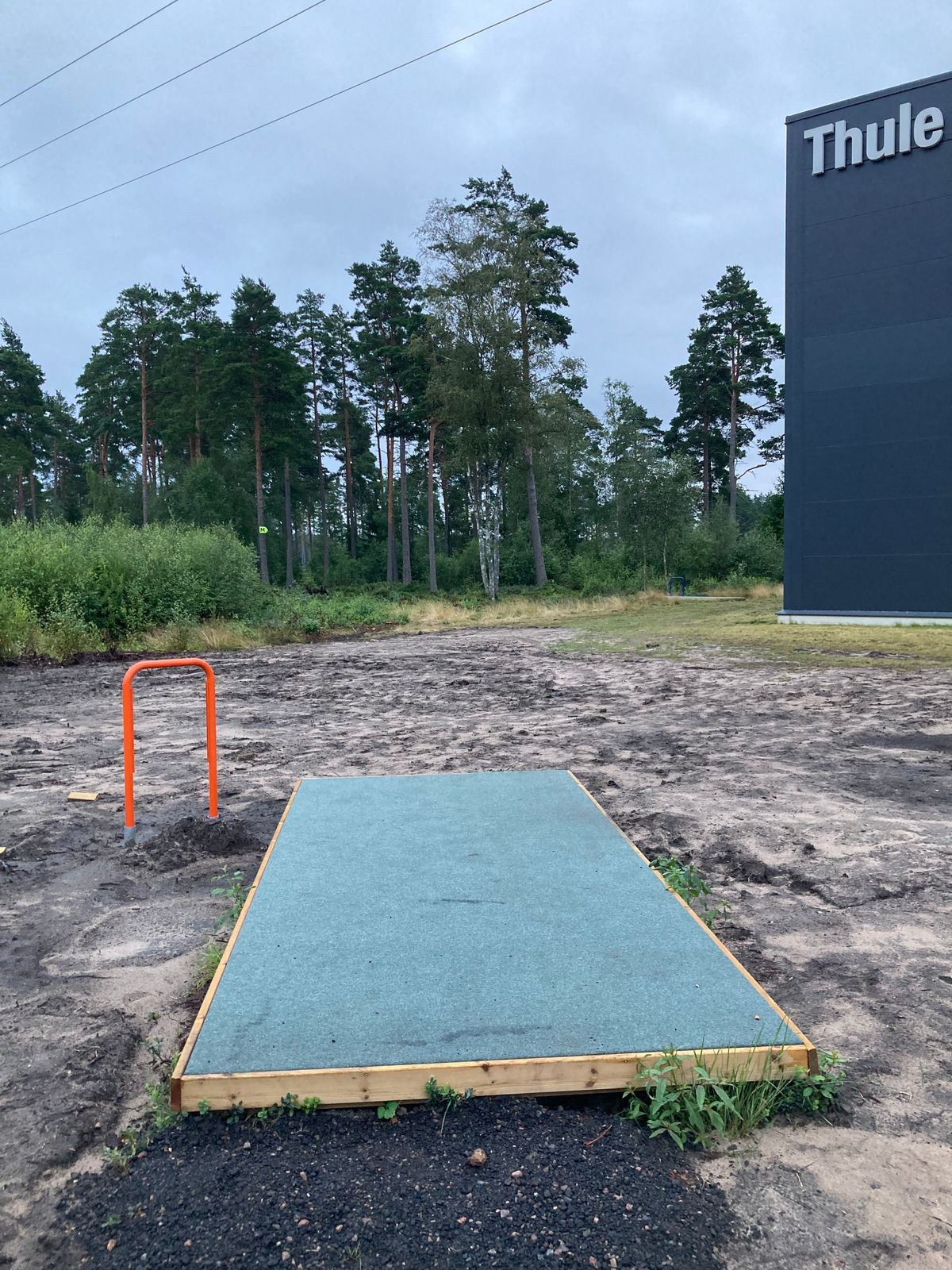 Från orange tee på hål 1. Tufft att nå korg runt mandot