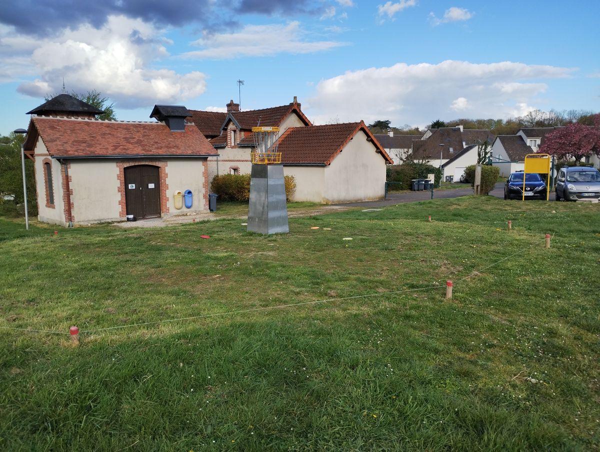 La corbeille est surélevée et sur une île, hors de l'île c'est hazard. Le goudron est OB.
