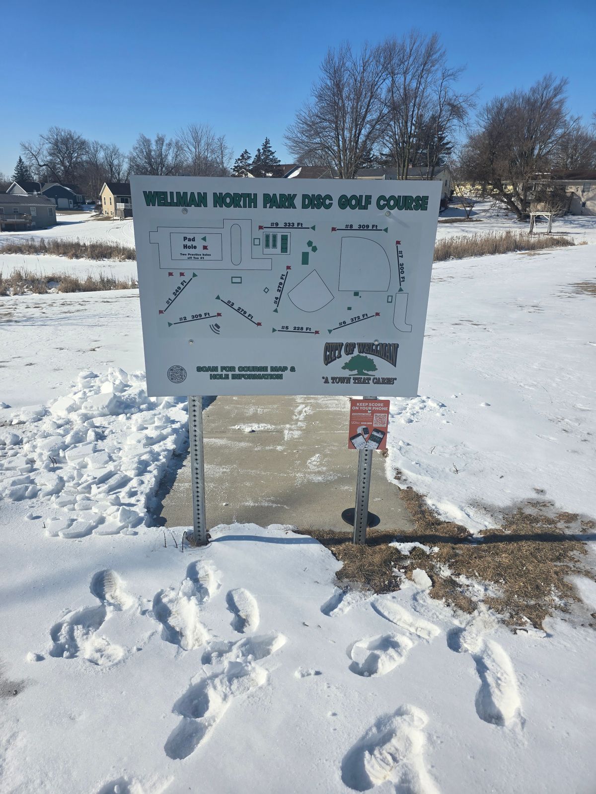 Hole 1 with the sign at the back of the pad