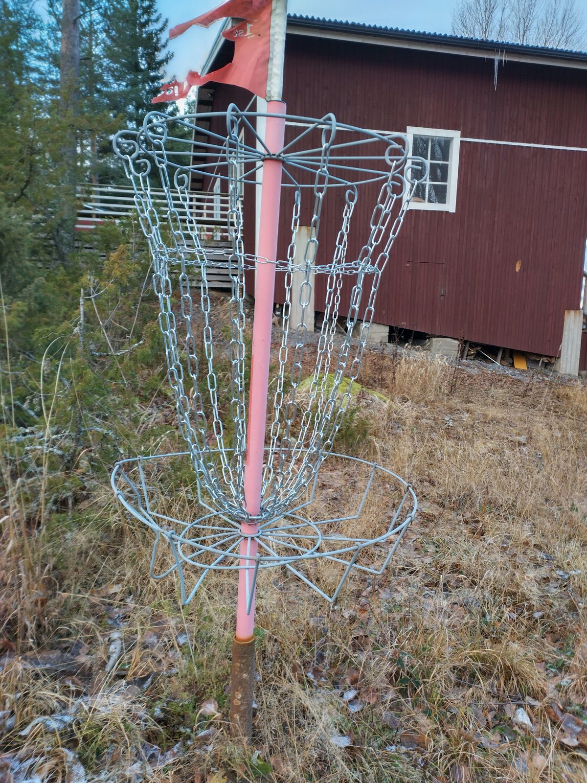 No signs or teepads, baskets here and there in extremely bad shape.