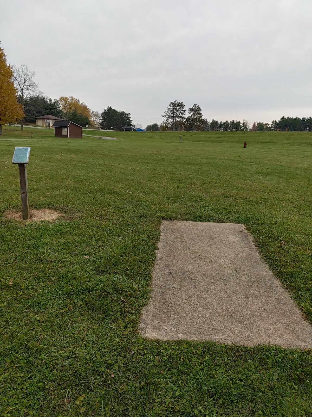 #18 is a short wide open shot. This is the closest the reservoir itself is to the course (hill in the background.)