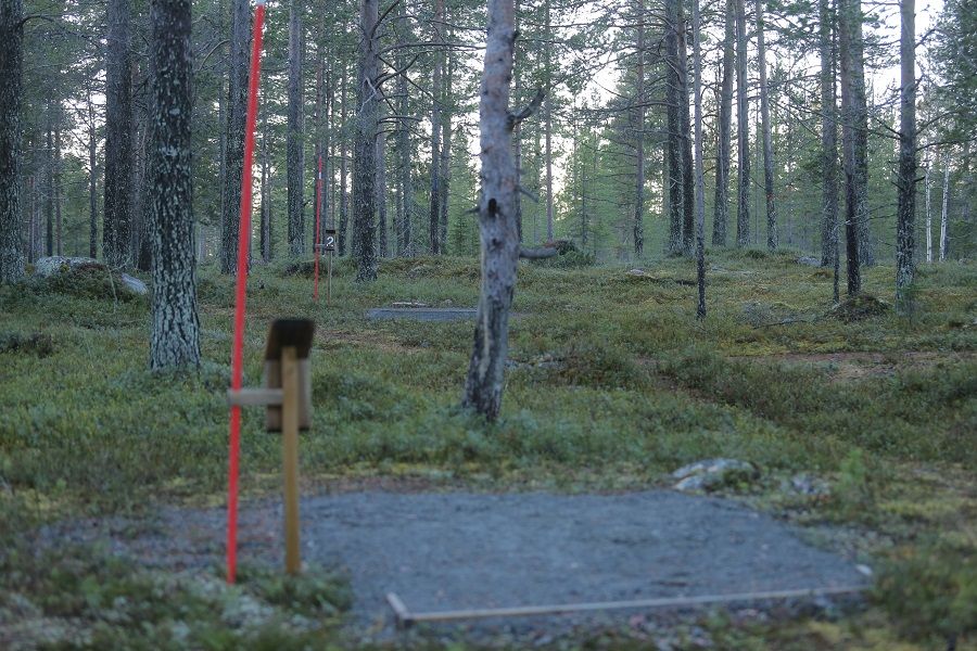 Röd och vit tee på bana 2. Oktober 2024