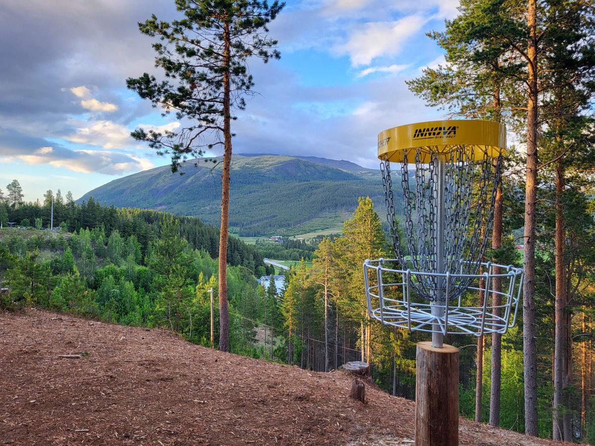 Kurv bane 3 med utsikt mot Tron 1666. Sponset av Alvdal Tynset Sport AS