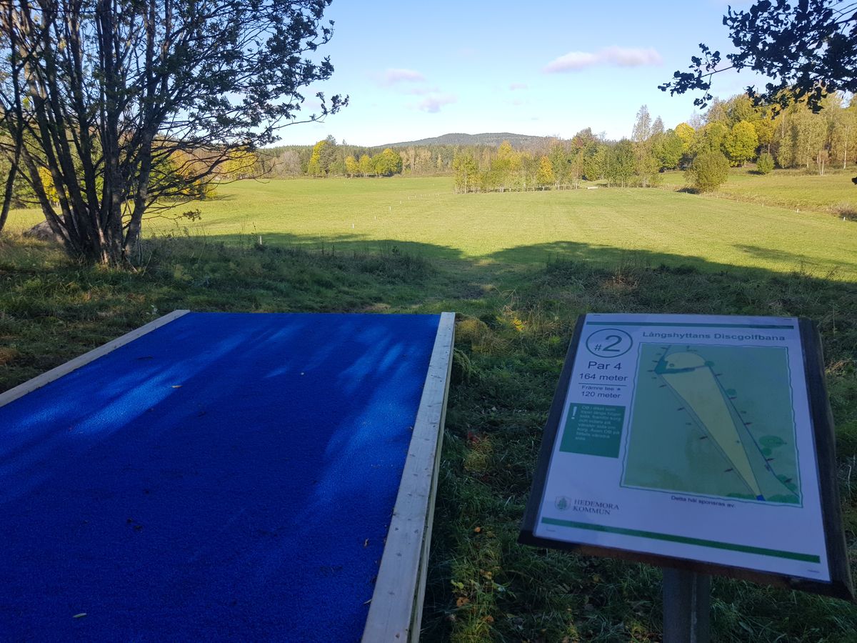 Hål 2, par 4
Öppet och fint. Som gjort för långa kast. OB på båda sidor samt diket innan korg