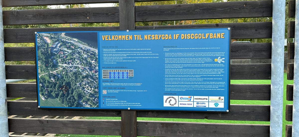 Infoskilt på ballbinge
