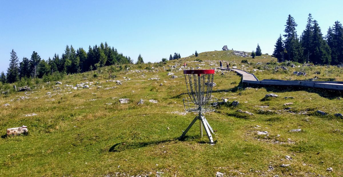 One of two practice baskets (this one is above the tee of hole 1). The other is near the restaurant.