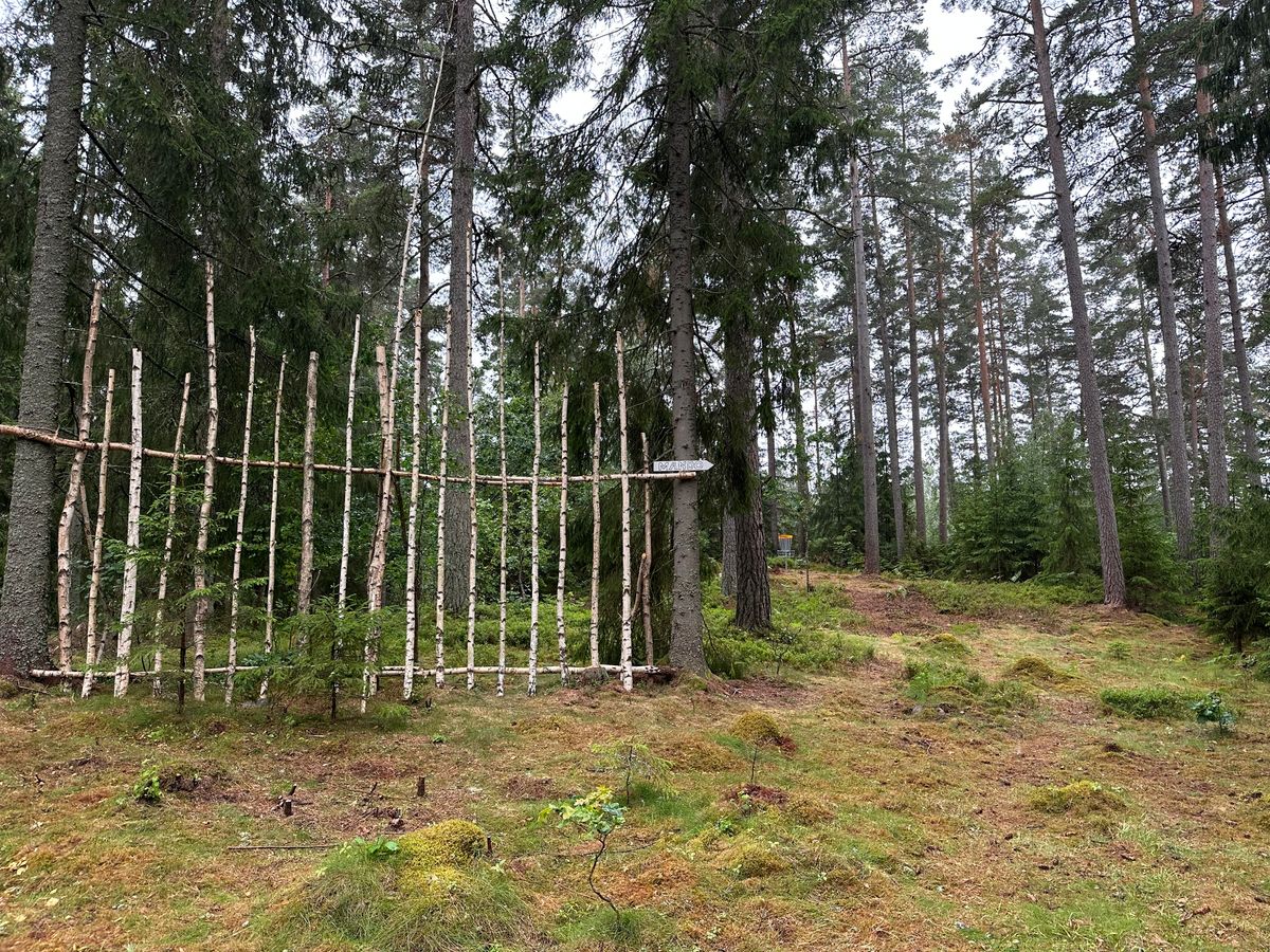 Staket och mando-pil för ett av hålen på slutet.