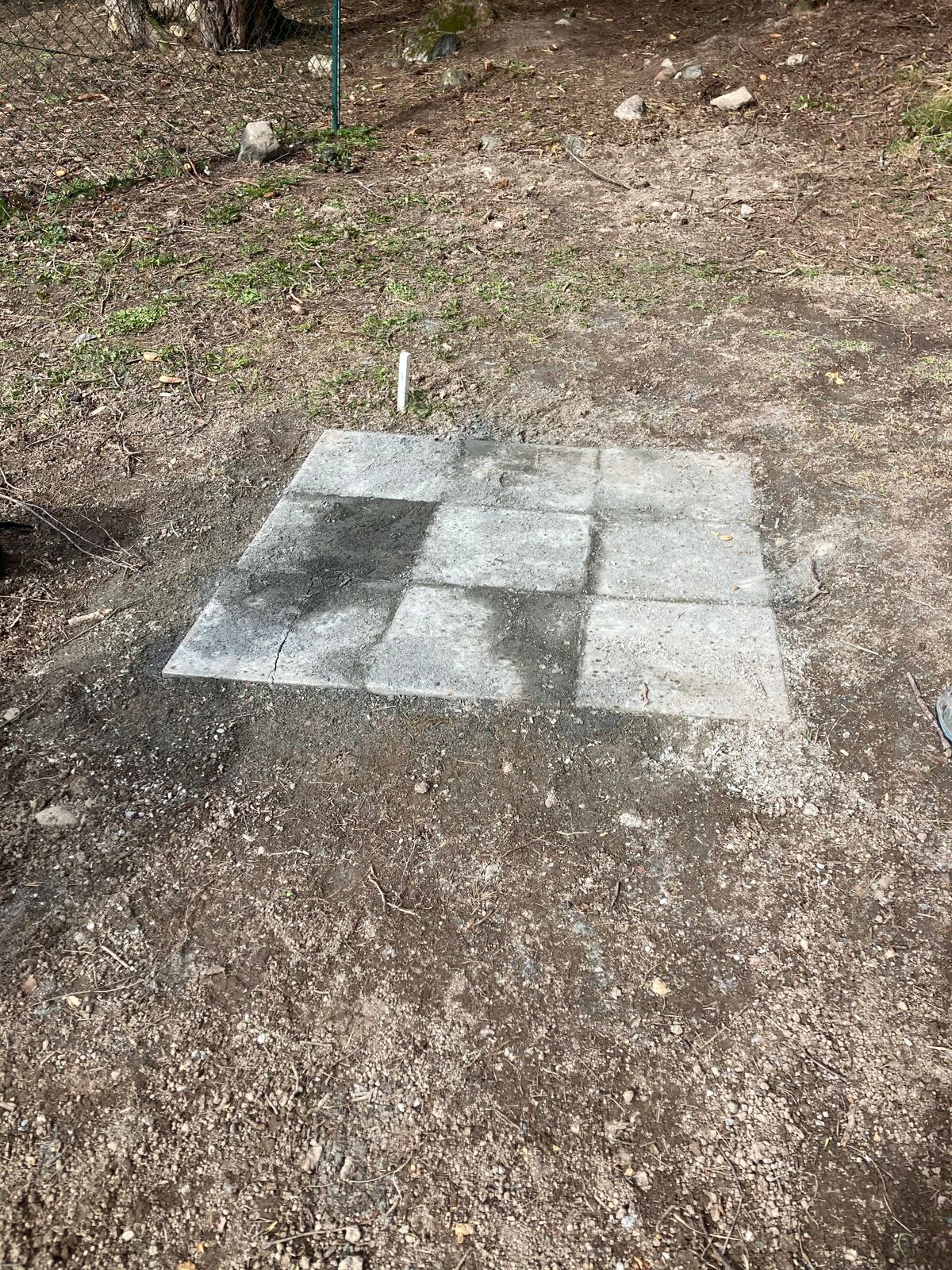Tee pad with concrete slabs