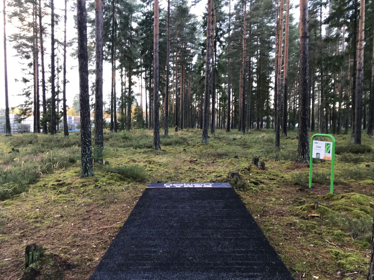 13-väylä: 135m, Par4 (väylällä Mando+DZ. Jos vastakkaista väylää pelataan niin odota heittovuoroasi)