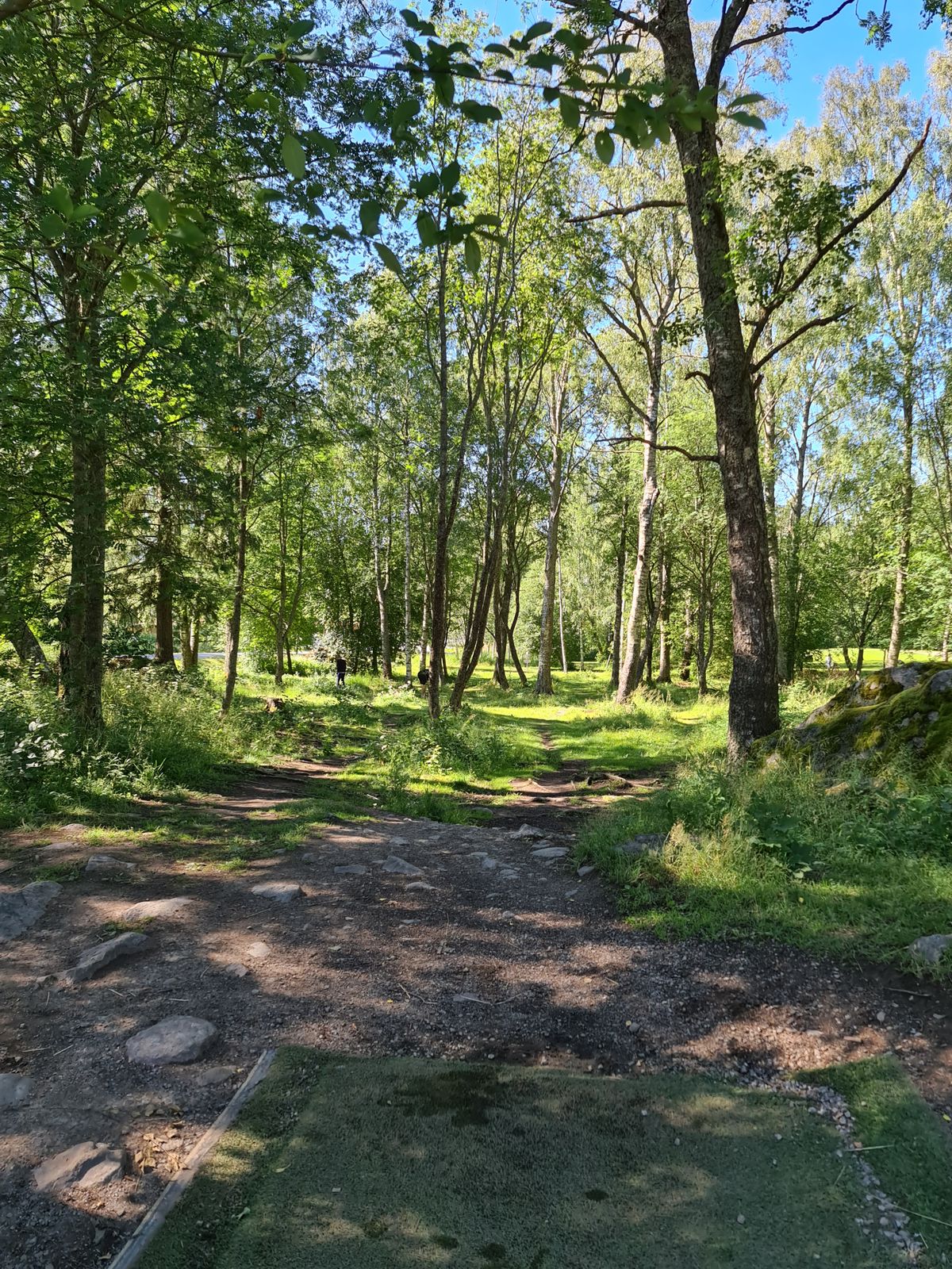 Väylät 11 & 12 hieman enemmän metsässä. Väylät 1-10 puistossa.