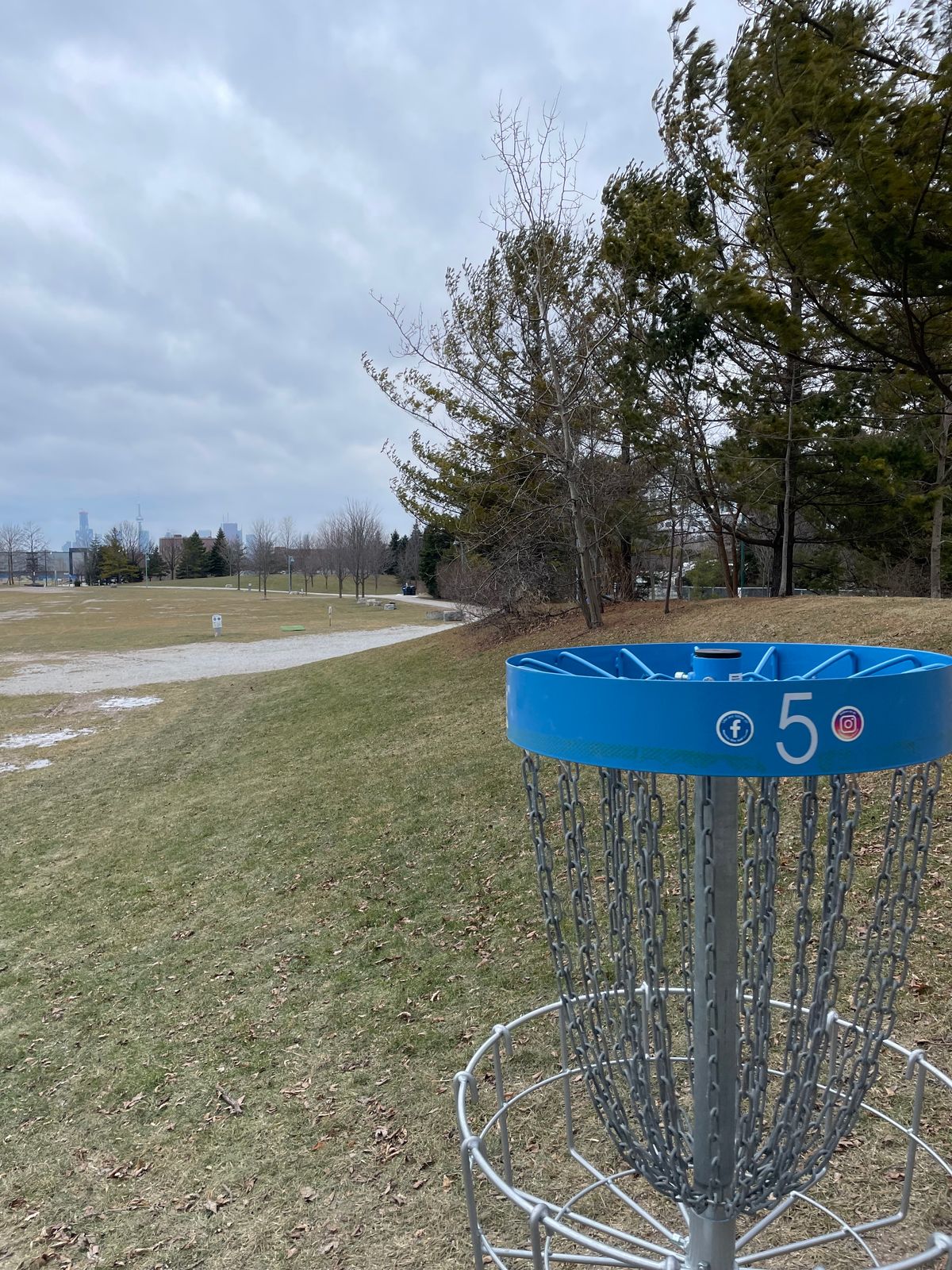 Basket looking back to tee with view of CN Tower and Toronto skyline.