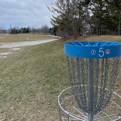Basket looking back to tee with view of CN Tower and Toronto skyline.