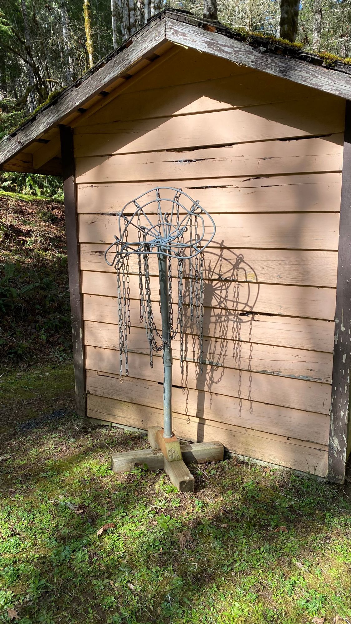 Retired basket at shed on hole 18. Now around to the left down a narrow path to the basket.