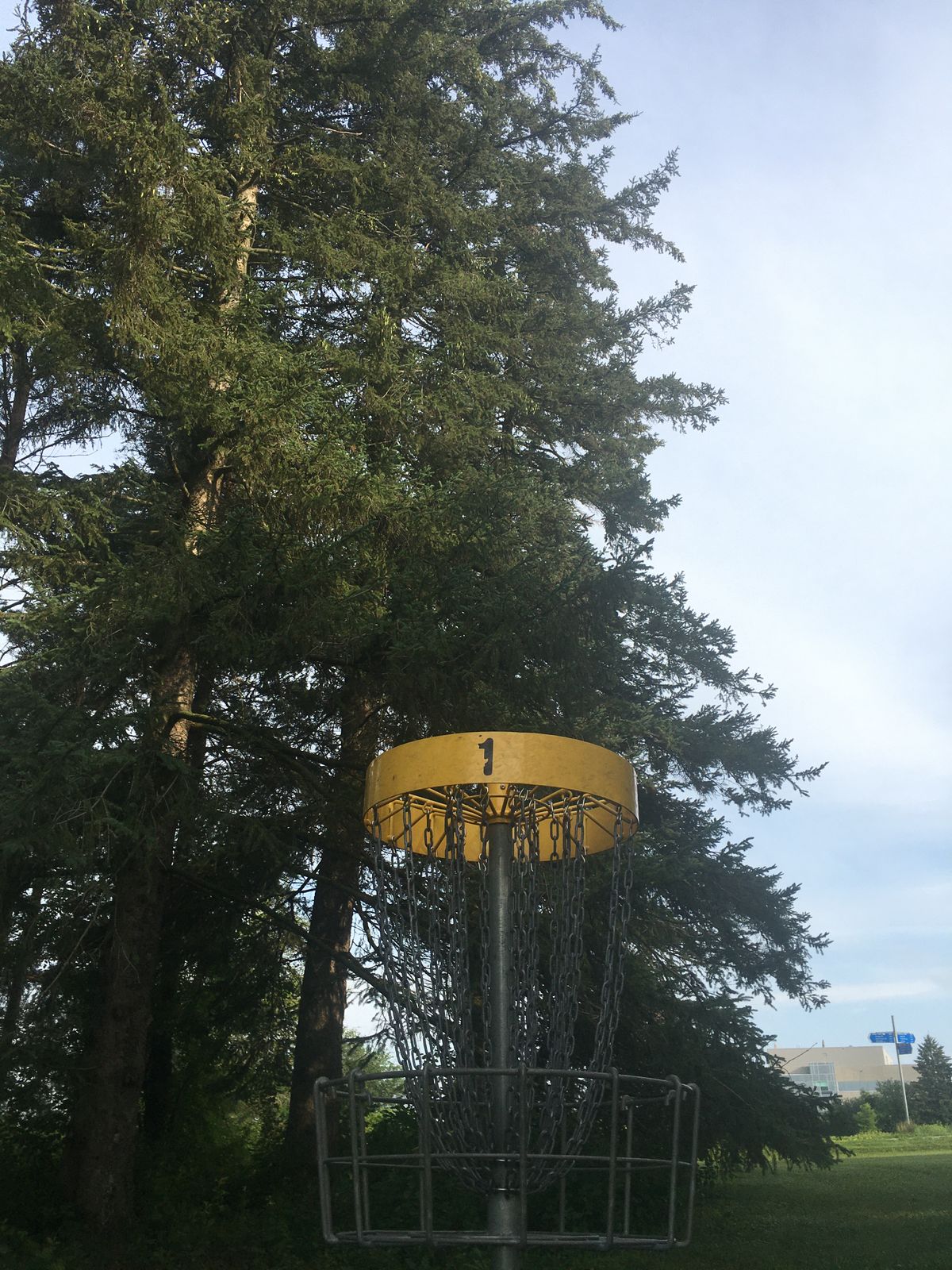 Putting on hole 1 🇨🇦🌲🇨🇦🌲