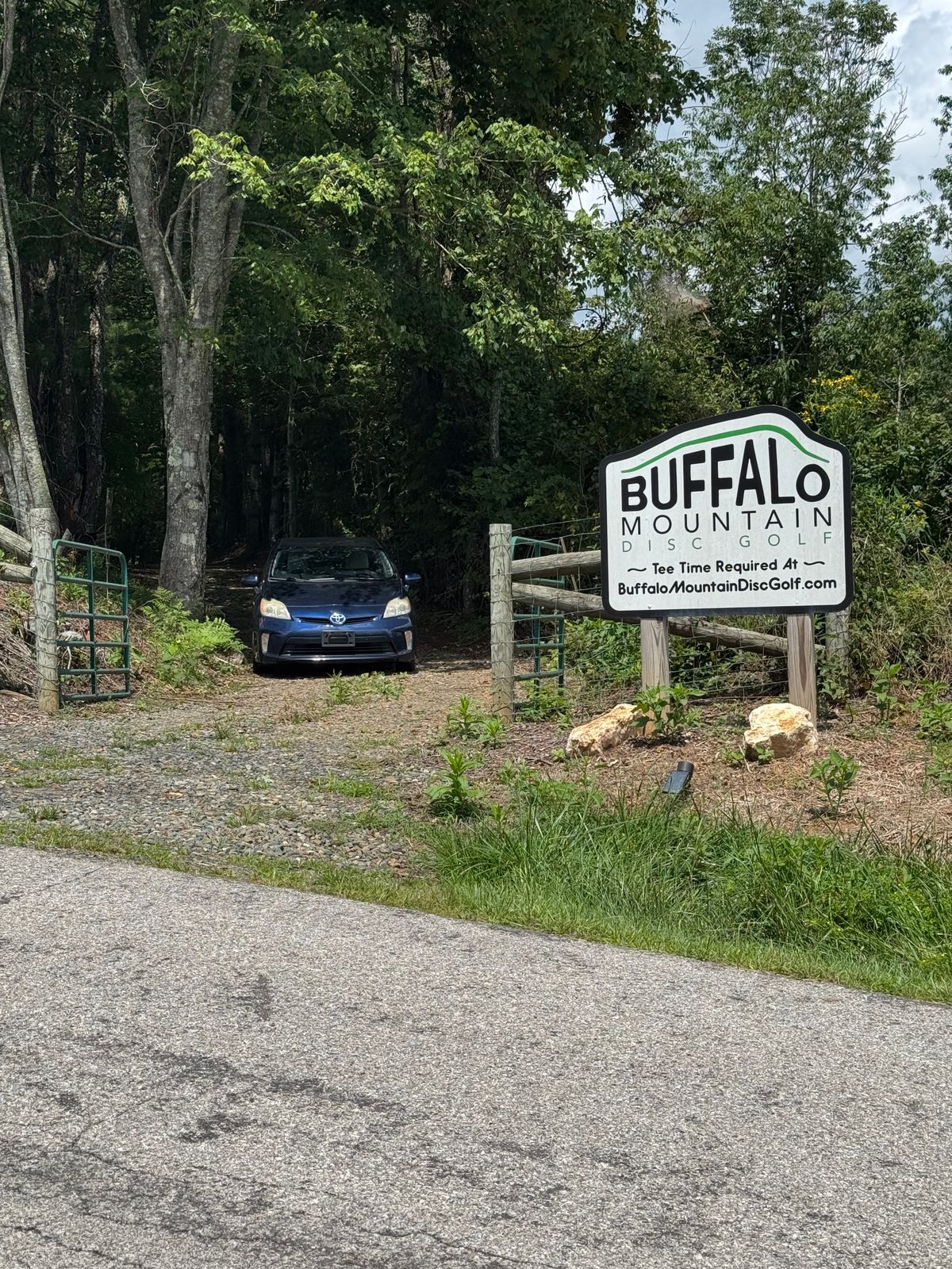 This is the entrance, don’t be fooled by the baskets you see on the right heading to the next house