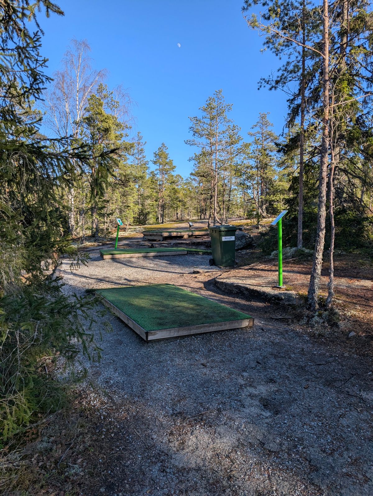 Hienosti suunniteltu rata, kun on nopea pelata ja väylät lähekkäin ilman, et haittaavat yhtään.