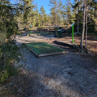 Hienosti suunniteltu rata, kun on nopea pelata ja väylät lähekkäin ilman, et haittaavat yhtään.