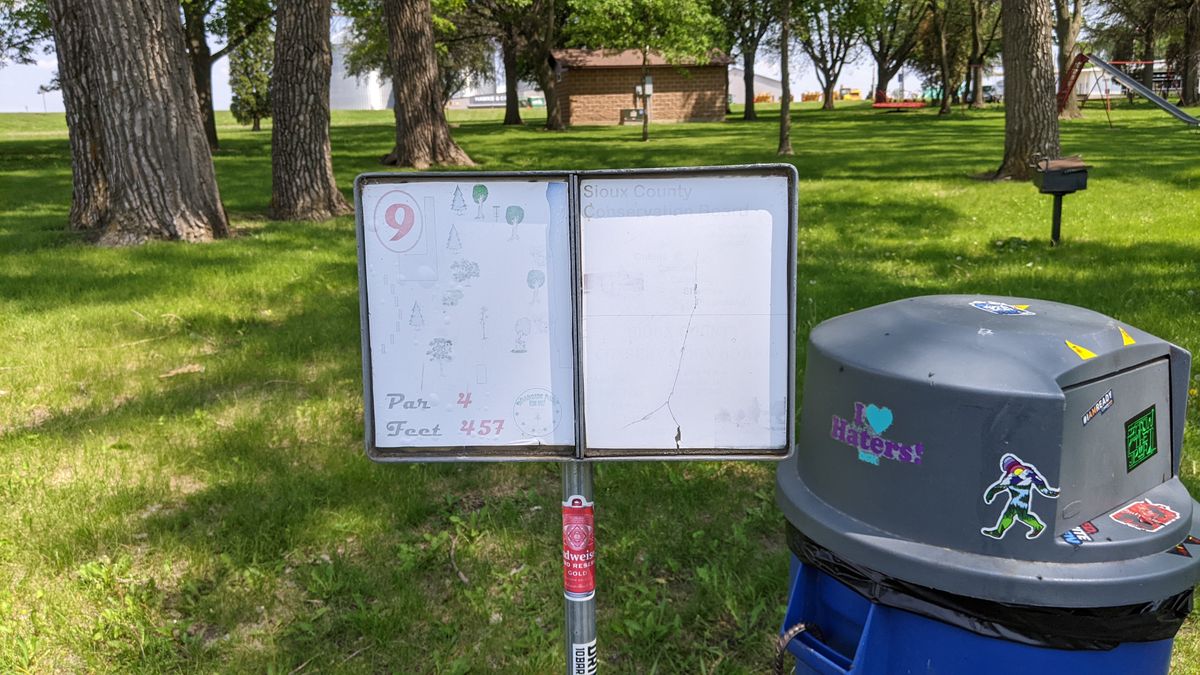 Tee 9 sign