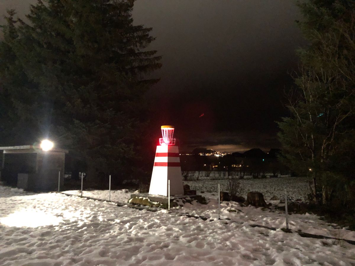 Godøy diskgolfpark egner seg godt både sommer og vinter, dag og natt☺️