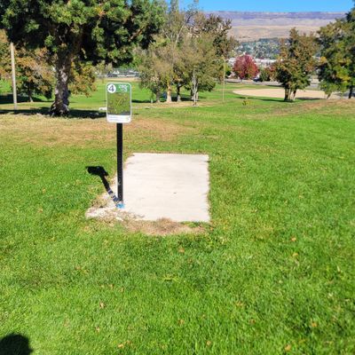 Tee sign in 1×1 on every left corner blocking shot angles