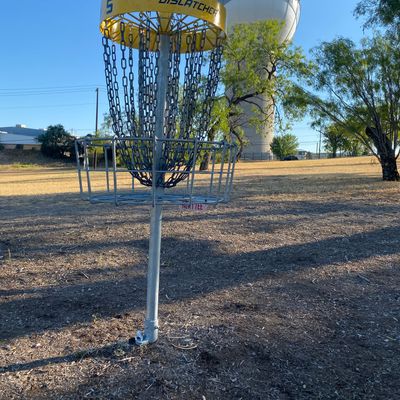 Cool new “next tee” arrows! If a hole ahead has a pro tee box, follow the white arrow for the pro "white" tees. Otherwise, follow the red arrow to the amateur red tee.
