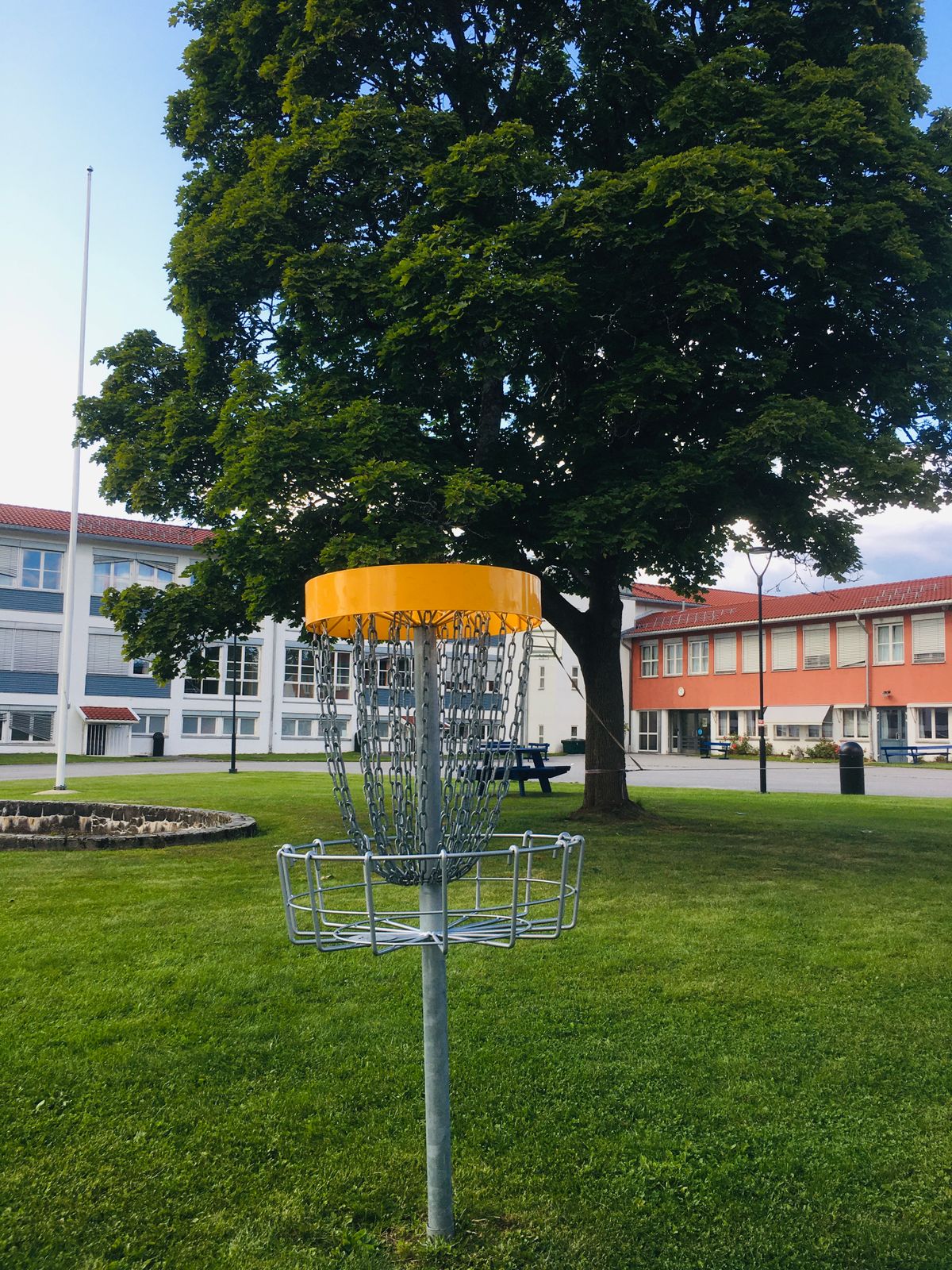 Første kurv inne skoleområde. Utkast i hjørnet motsatt ende