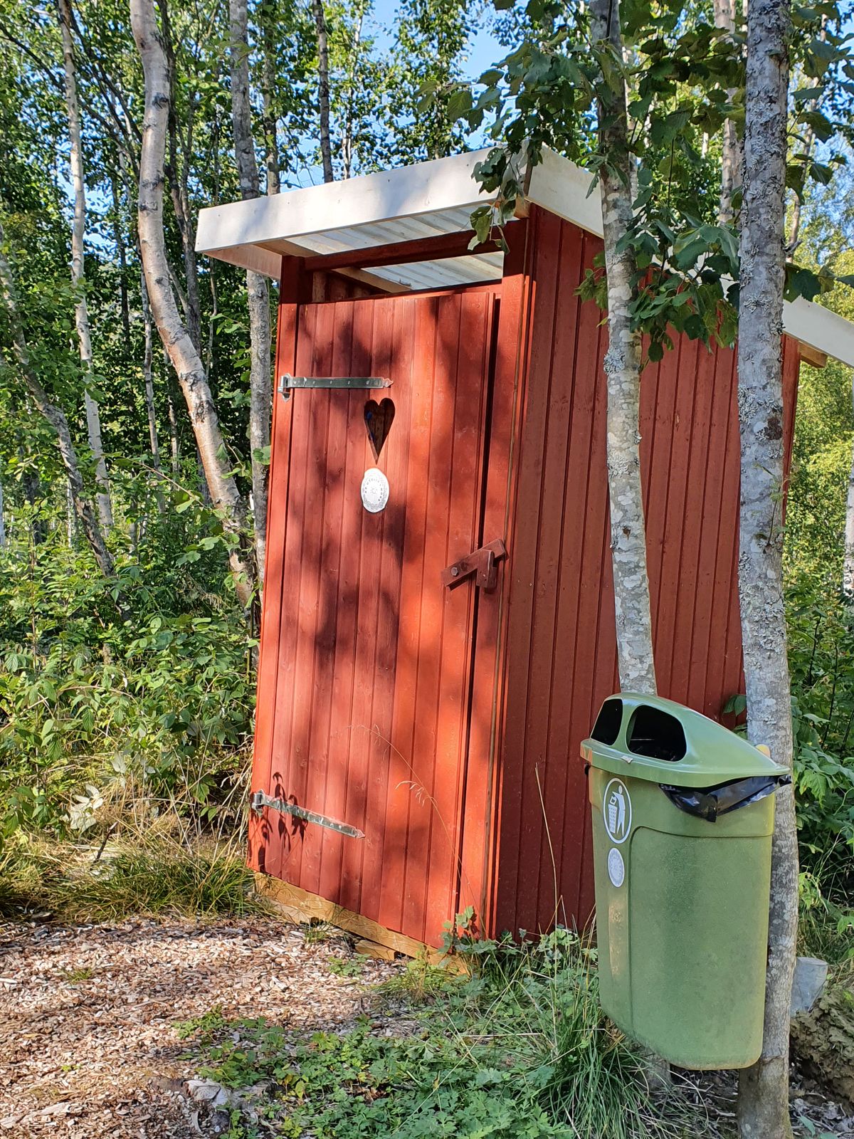 Utedass finns vid parkeringen.